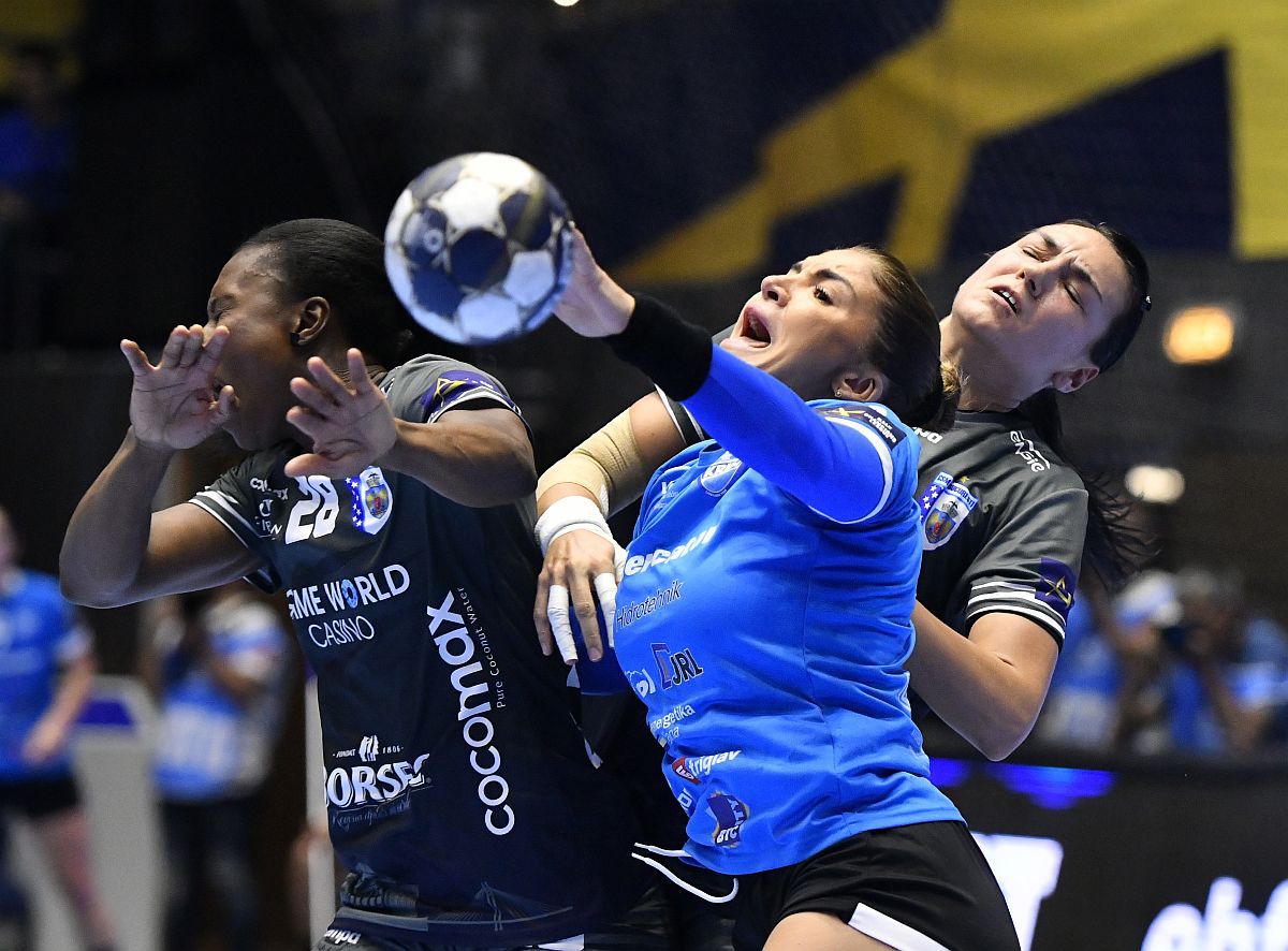 CSM București răstoarnă tabela după pauză și o învinge pe Krim, la debutul în Liga Campionilor