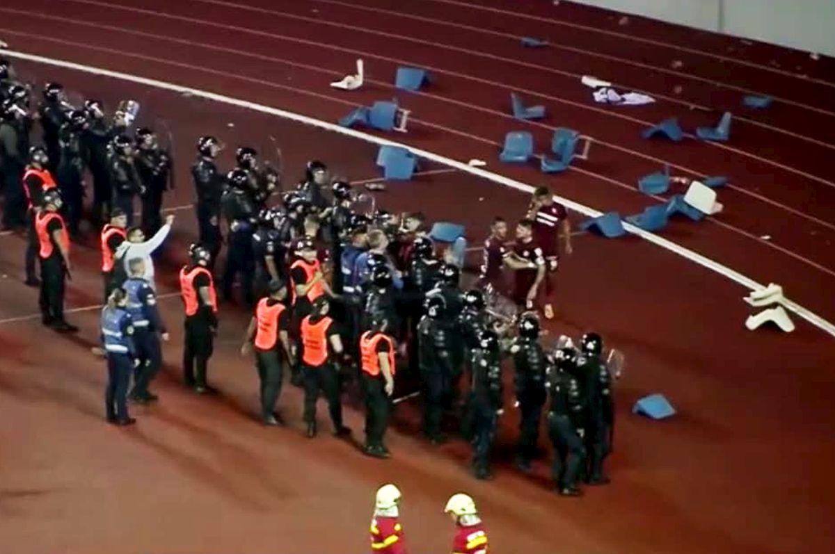 Precizările Jandarmeriei după FCU Craiova - Rapid: 9 amenzi și 7 persoane interzise un an pe stadion!