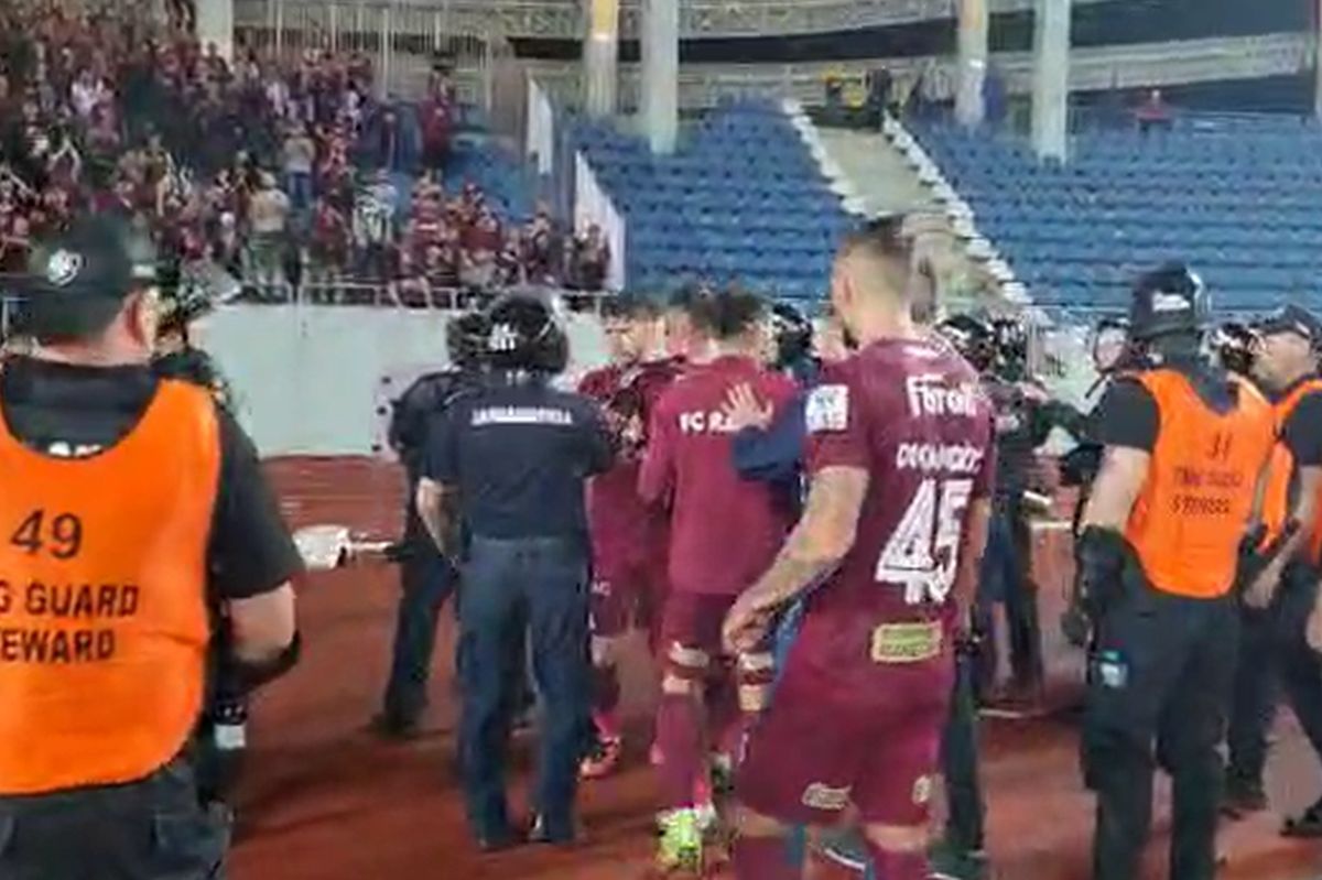 Noi imagini scandaloase de la Târgu Jiu: Săpunaru bruschează un jandarm, înaintea haosului de la vestiare