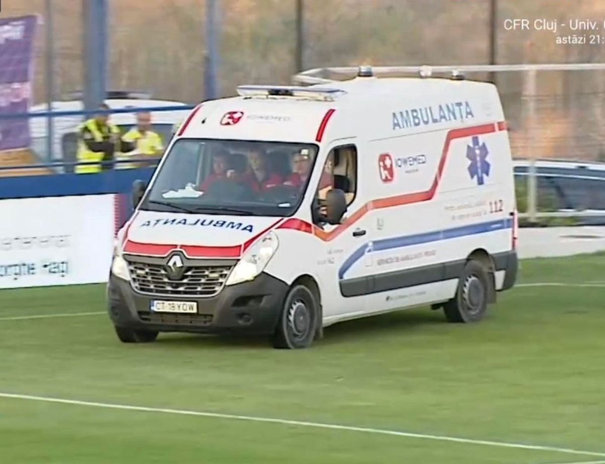 Momente de panică la Farul - FC Argeș, întrerupt timp de 8 minute » Medicii de pe ambulanță au intervenit de urgență la tribuna a 2-a