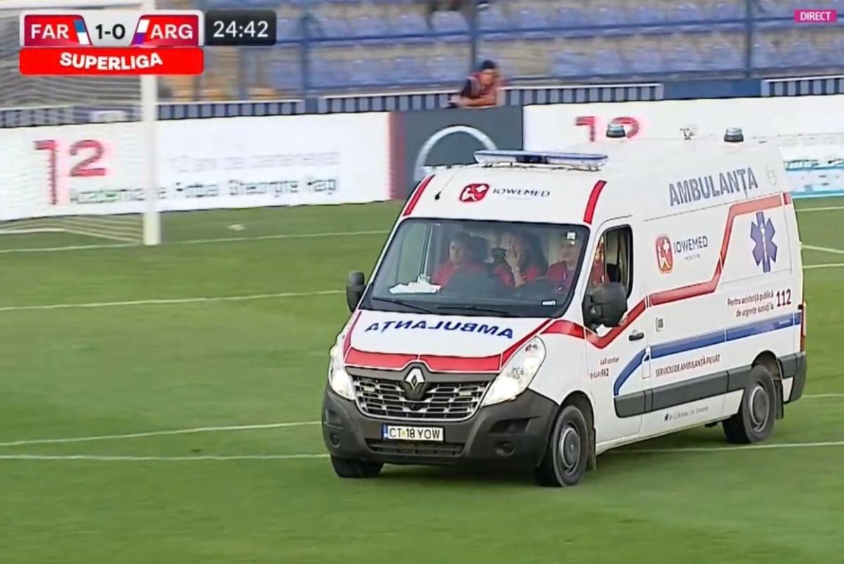Farul - FC Argeș, probleme pentru un spectator. Ambulanța pe teren