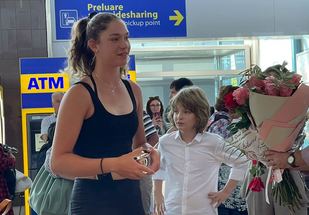 Mara Gae a revenit în România după titlul istoric de la US Open » Imagini surprinse de GSP pe aeroport