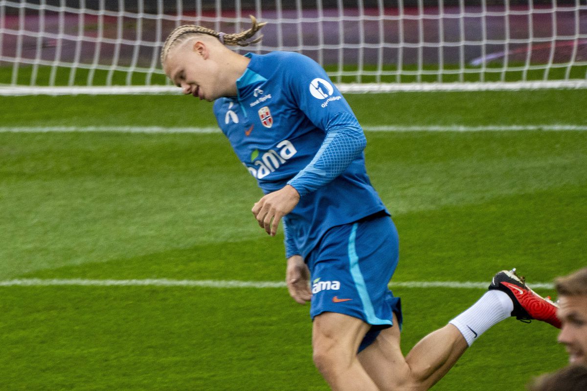 A văzut la Pușcaș? :) Cu ce look s-a afișat Haaland la antrenamentele Norvegiei