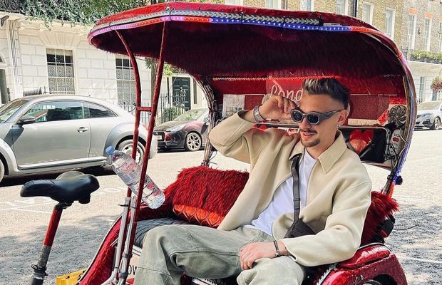 Un internațional român, ochelari à la Justin Bieber! Plimbare prin Londra cu bicicleta