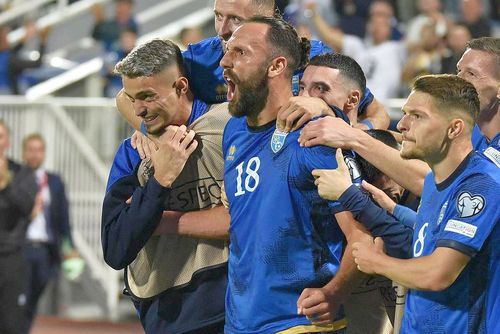 Vedat Muriqi (centru), golgheterul all-time Kosovo, și Albion Rrahmani (stânga). Foto: Instagram