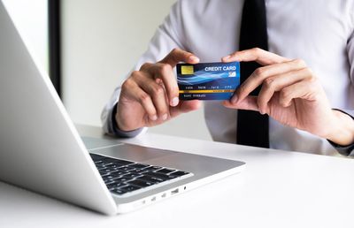 Cum funcționează un card de cumpărături și cum îl obții?