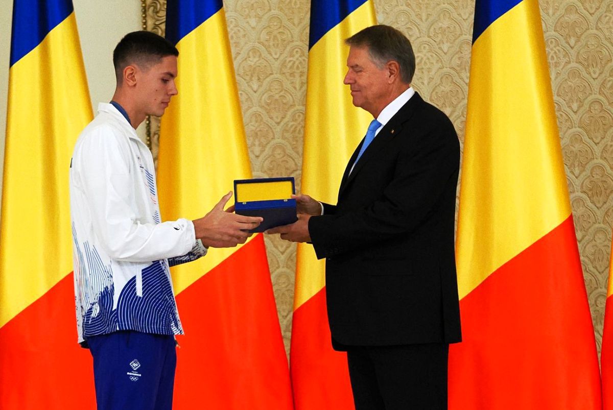 Gafă INCREDIBILĂ a președintelui Klaus Iohannis la ceremonia de decorare a sportivilor medaliați la Jocurile Olimpice și Paralimpice de la Paris! A citit greșit de pe foaie