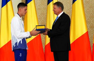 Gafă INCREDIBILĂ a președintelui Klaus Iohannis la ceremonia de decorare a sportivilor medaliați la Jocurile Olimpice și Paralimpice de la Paris! A citit greșit de pe foaie