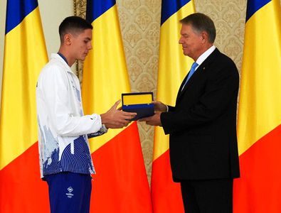 Gafă INCREDIBILĂ a președintelui Klaus Iohannis la ceremonia de decorare a ...