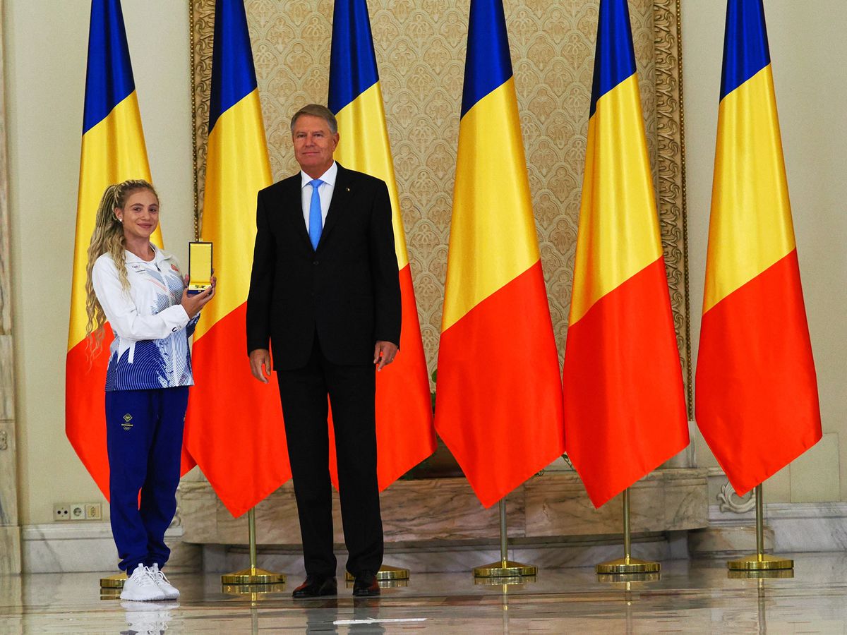 Gafă INCREDIBILĂ a președintelui Klaus Iohannis la ceremonia de decorare a sportivilor medaliați la Jocurile Olimpice și Paralimpice de la Paris! A citit greșit de pe foaie