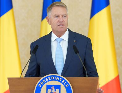 Gafă INCREDIBILĂ a președintelui Klaus Iohannis la ceremonia de decorare a ...