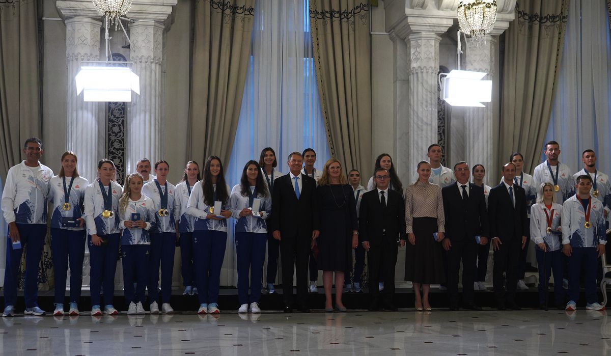 Gafă INCREDIBILĂ a președintelui Klaus Iohannis la ceremonia de decorare a sportivilor medaliați la Jocurile Olimpice și Paralimpice de la Paris! A citit greșit de pe foaie