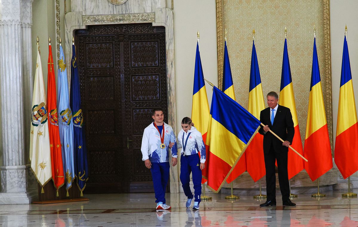 Gafă INCREDIBILĂ a președintelui Klaus Iohannis la ceremonia de decorare a sportivilor medaliați la Jocurile Olimpice și Paralimpice de la Paris! A citit greșit de pe foaie