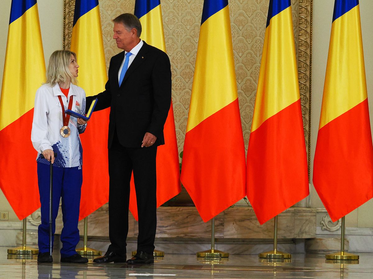 Gafă INCREDIBILĂ a președintelui Klaus Iohannis la ceremonia de decorare a sportivilor medaliați la Jocurile Olimpice și Paralimpice de la Paris! A citit greșit de pe foaie