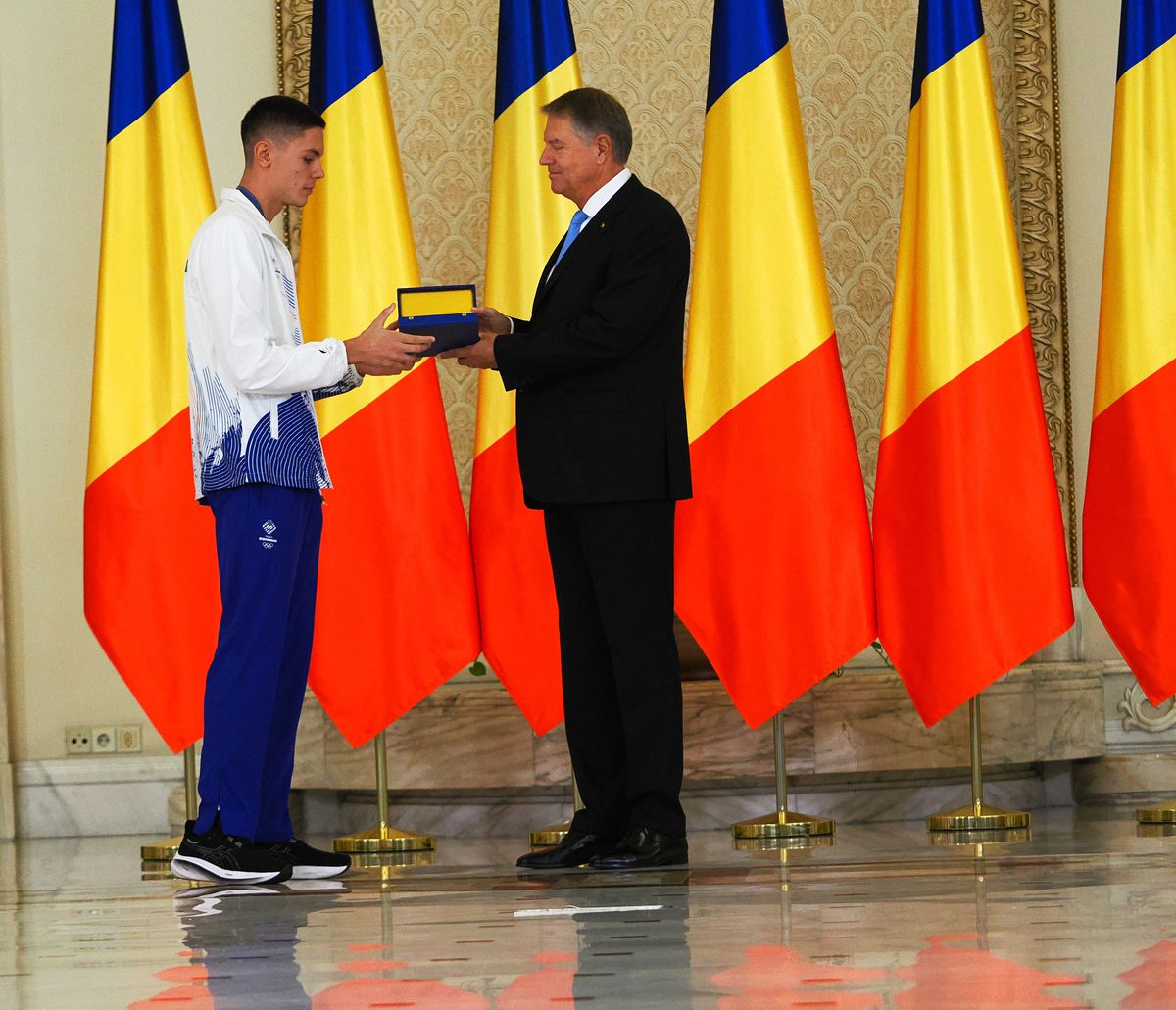 Gafă INCREDIBILĂ a președintelui Klaus Iohannis la ceremonia de decorare a sportivilor medaliați la Jocurile Olimpice și Paralimpice de la Paris! A citit greșit de pe foaie