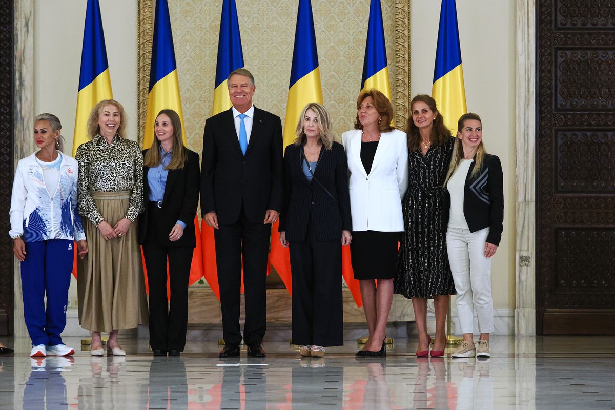 Gafă INCREDIBILĂ a președintelui Klaus Iohannis la ceremonia de decorare a sportivilor medaliați la Jocurile Olimpice și Paralimpice de la Paris! A citit greșit de pe foaie