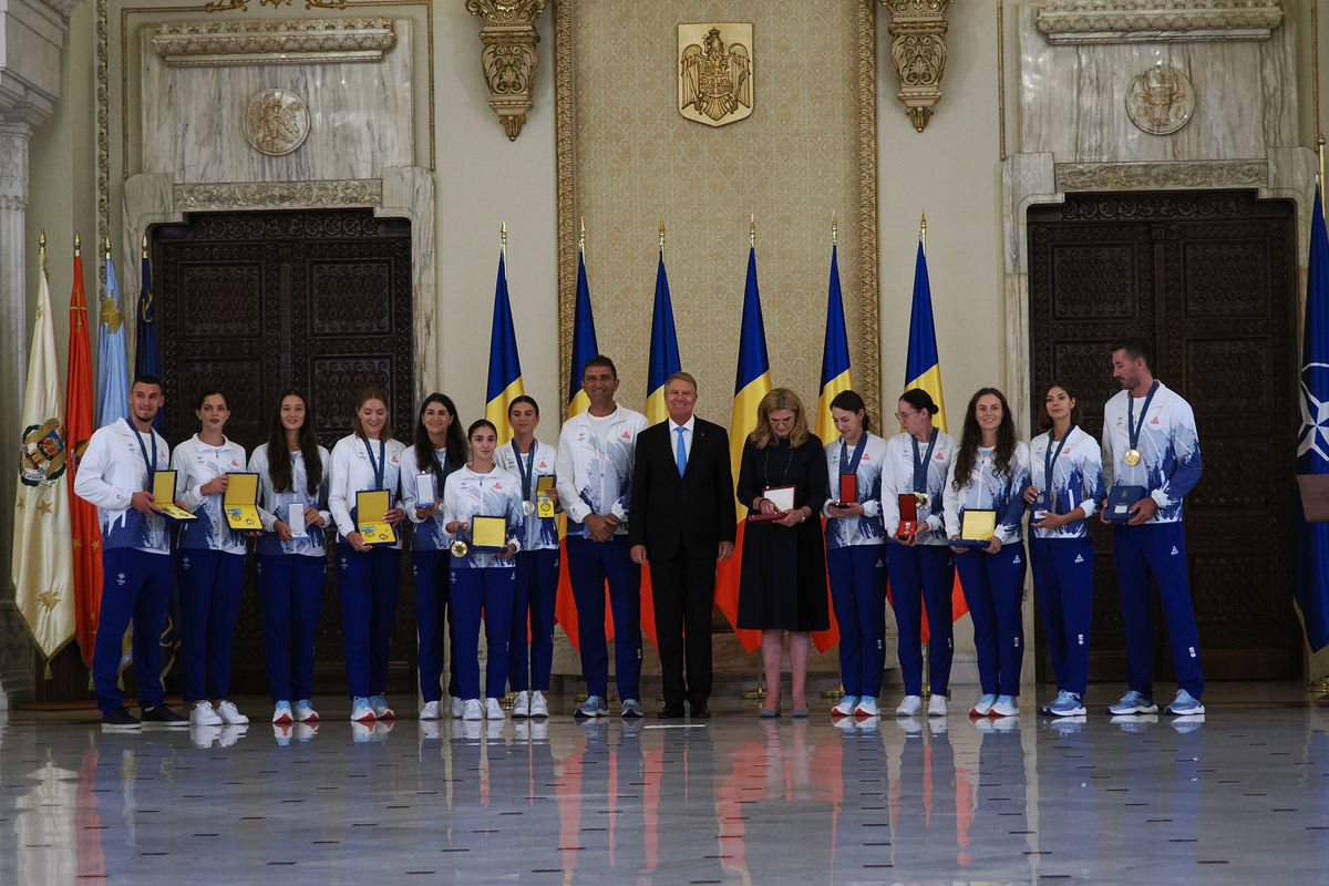 Gafă INCREDIBILĂ a președintelui Klaus Iohannis la ceremonia de decorare a sportivilor medaliați la Jocurile Olimpice și Paralimpice de la Paris! A citit greșit de pe foaie