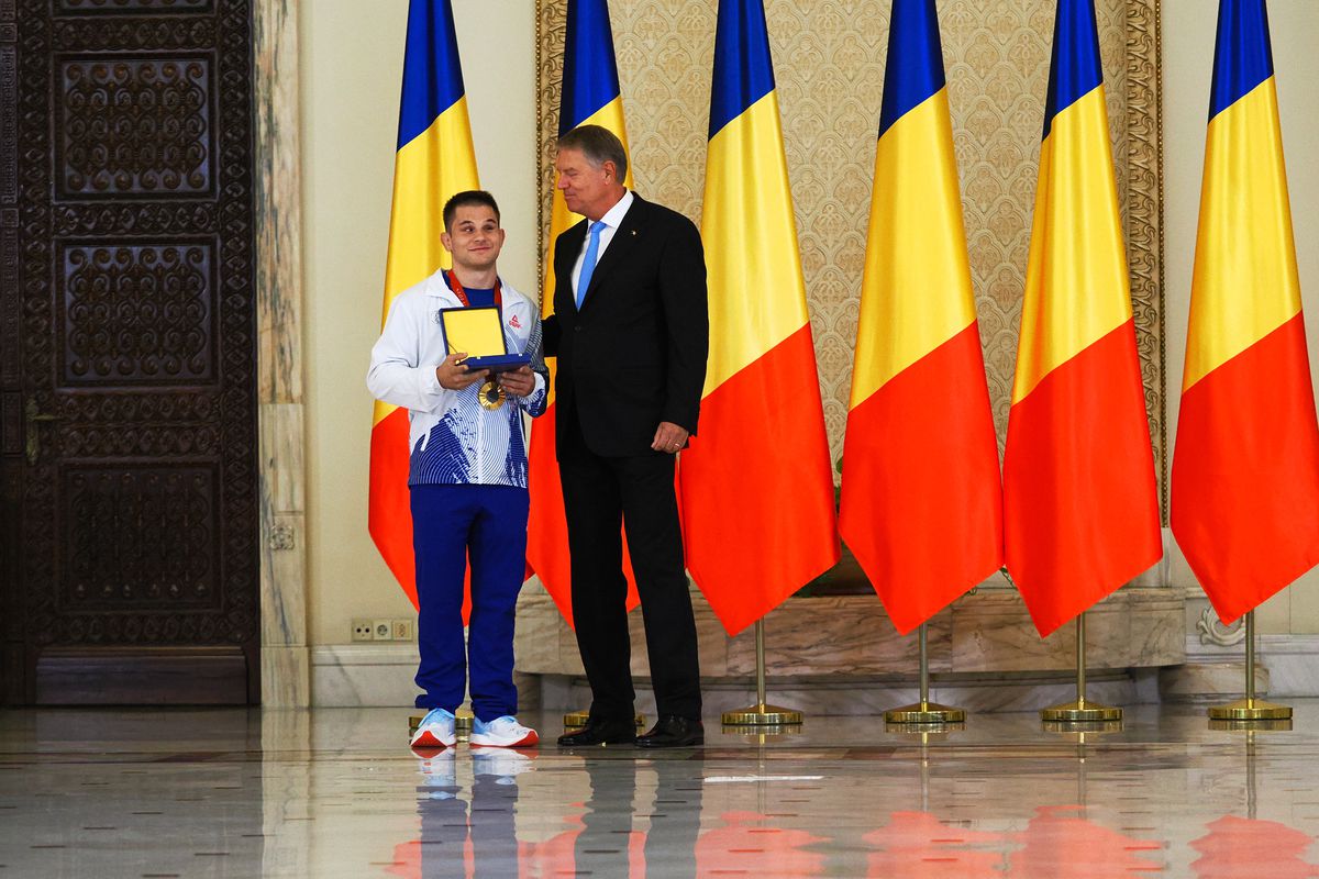 Gafă INCREDIBILĂ a președintelui Klaus Iohannis la ceremonia de decorare a sportivilor medaliați la Jocurile Olimpice și Paralimpice de la Paris! A citit greșit de pe foaie