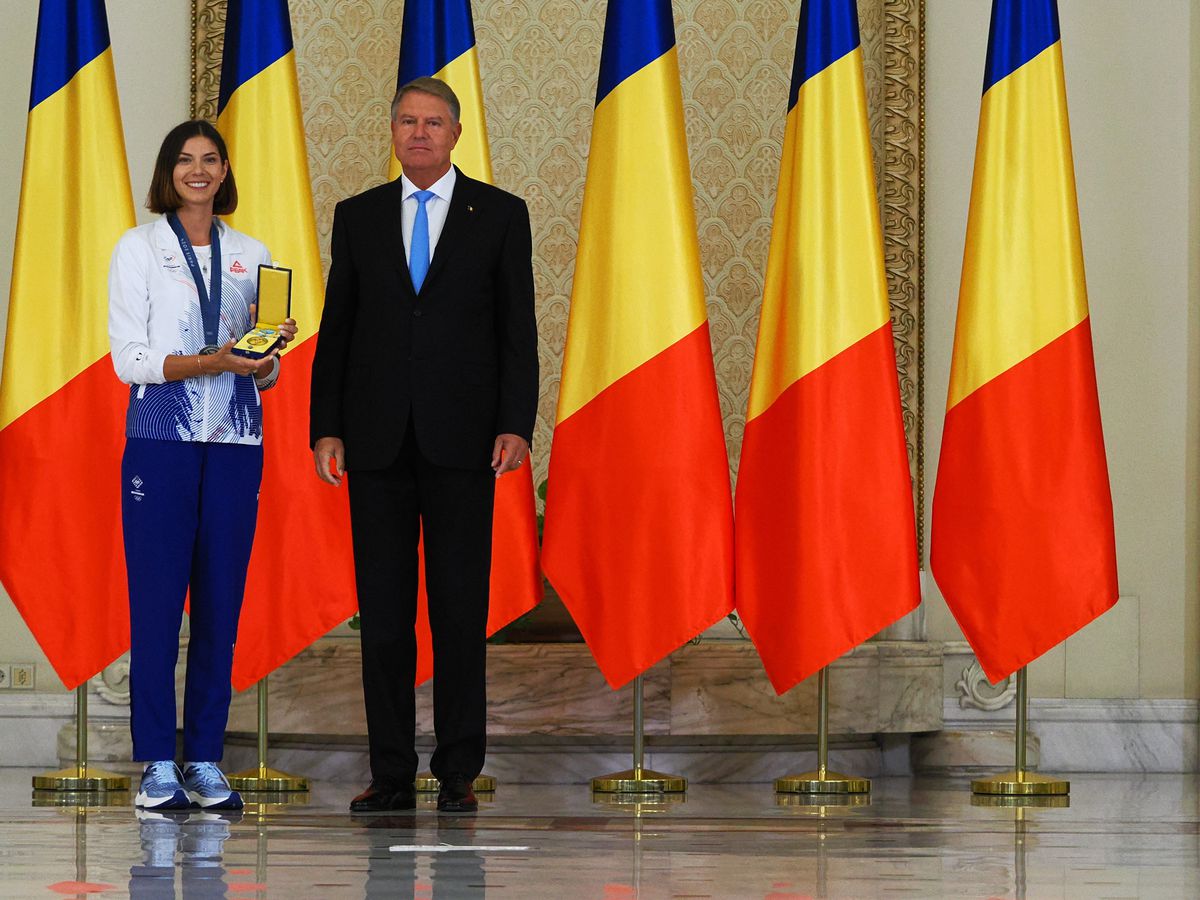 Gafă INCREDIBILĂ a președintelui Klaus Iohannis la ceremonia de decorare a sportivilor medaliați la Jocurile Olimpice și Paralimpice de la Paris! A citit greșit de pe foaie