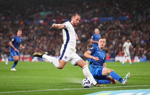 Harry Kane a sărbătorit cea de-a 100-a selecție la echipa națională a Angliei purtând o pereche de ghete aurii Foto: Getty Images