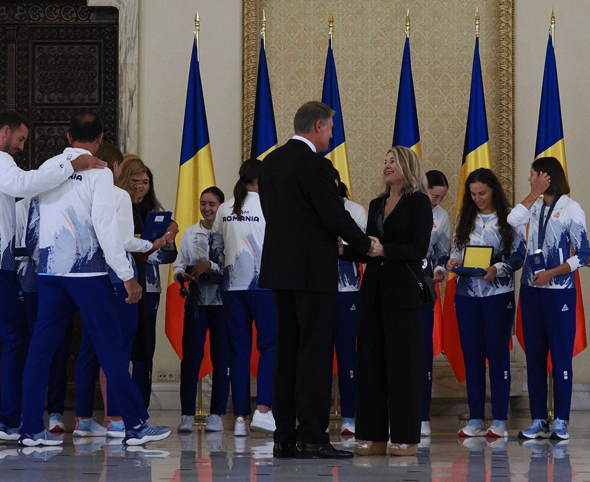 Gafă INCREDIBILĂ a președintelui Klaus Iohannis la ceremonia de decorare a sportivilor medaliați la Jocurile Olimpice și Paralimpice de la Paris! A citit greșit de pe foaie