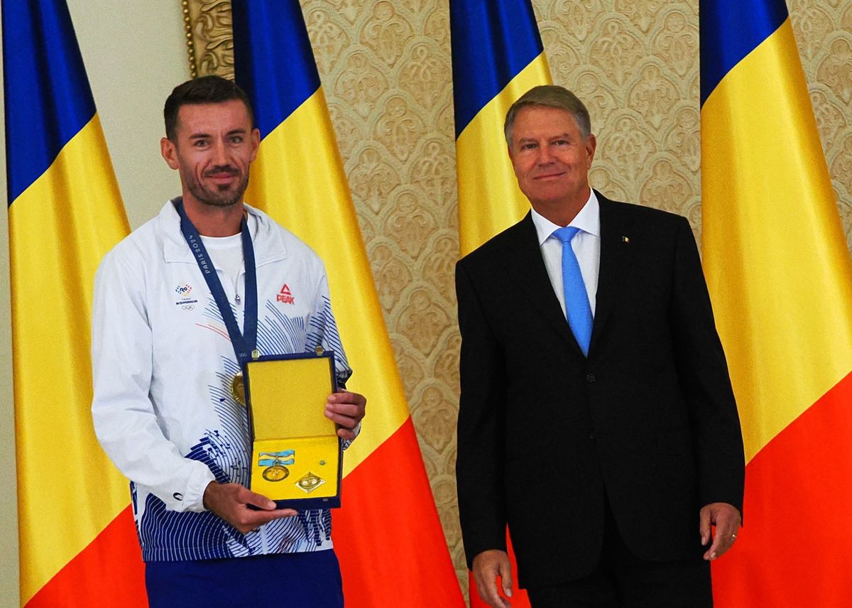 Gafă INCREDIBILĂ a președintelui Klaus Iohannis la ceremonia de decorare a sportivilor medaliați la Jocurile Olimpice și Paralimpice de la Paris! A citit greșit de pe foaie