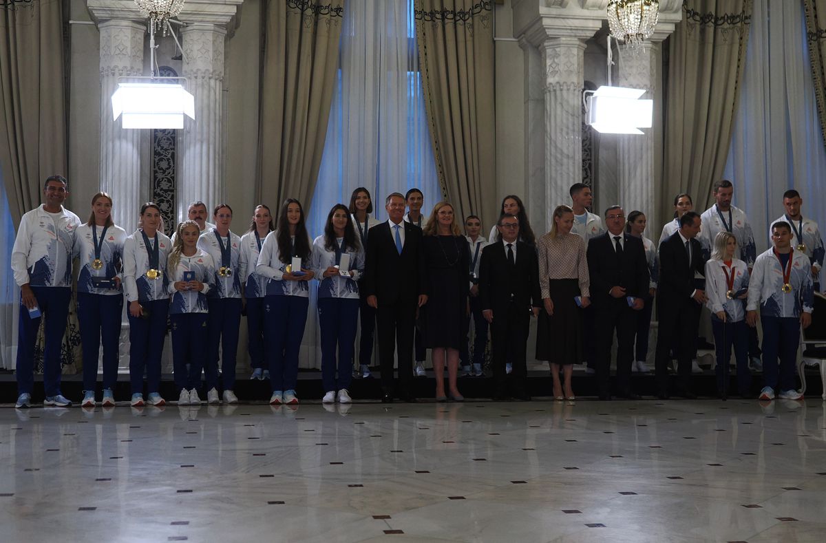 Gafă INCREDIBILĂ a președintelui Klaus Iohannis la ceremonia de decorare a sportivilor medaliați la Jocurile Olimpice și Paralimpice de la Paris! A citit greșit de pe foaie