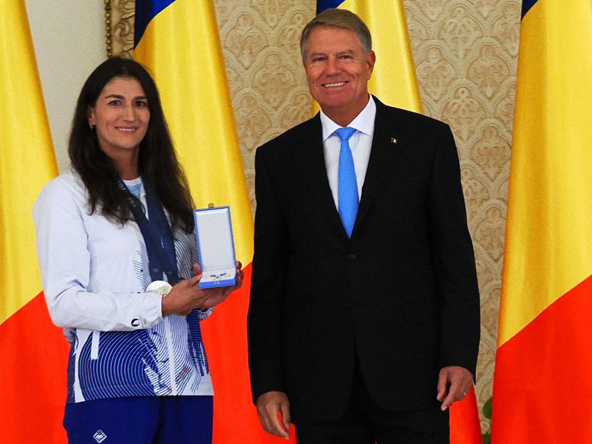 Gafă INCREDIBILĂ a președintelui Klaus Iohannis la ceremonia de decorare a sportivilor medaliați la Jocurile Olimpice și Paralimpice de la Paris! A citit greșit de pe foaie