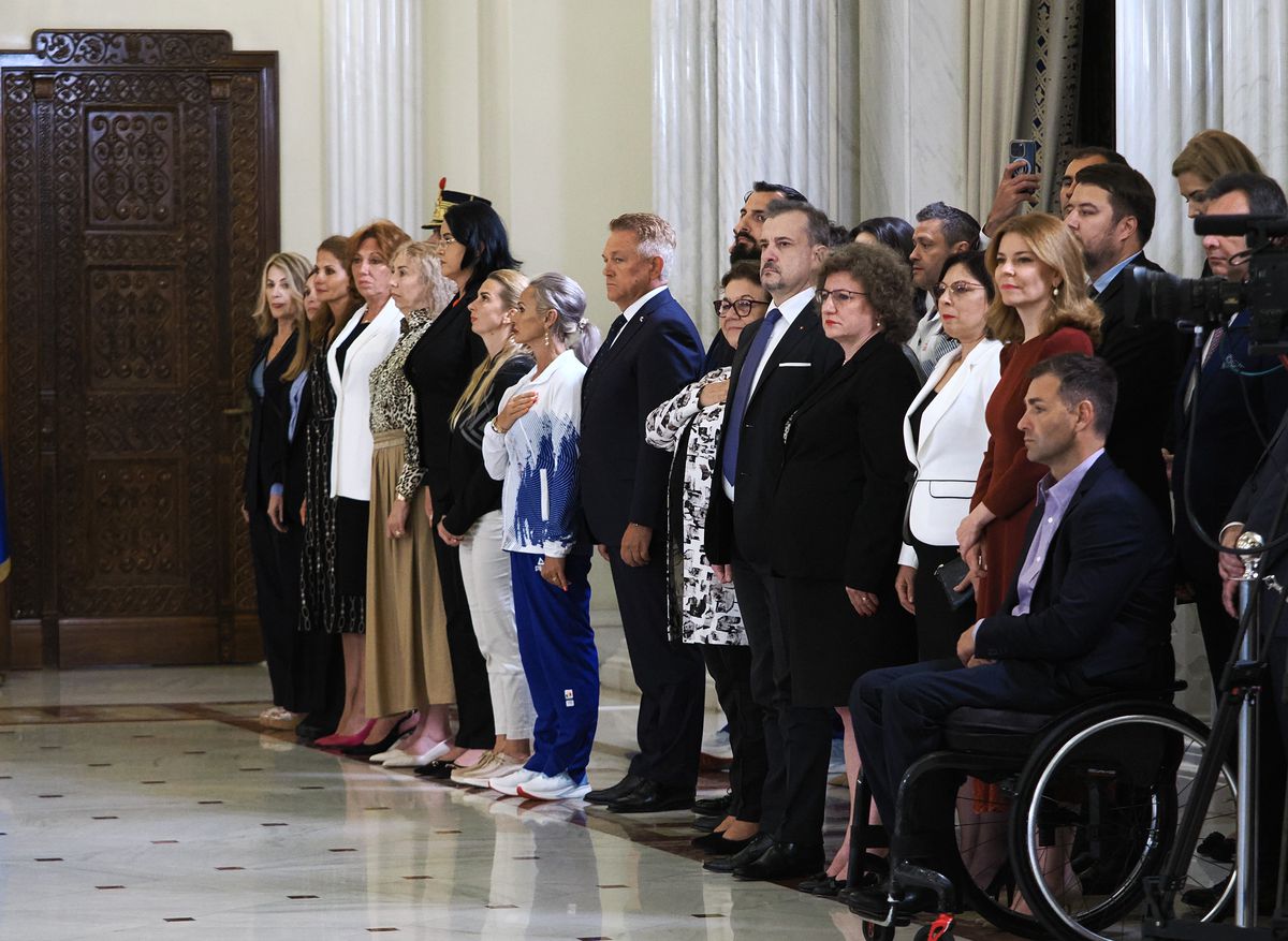 Gafă INCREDIBILĂ a președintelui Klaus Iohannis la ceremonia de decorare a sportivilor medaliați la Jocurile Olimpice și Paralimpice de la Paris! A citit greșit de pe foaie