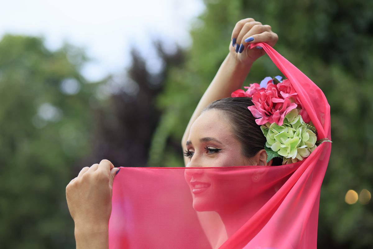 Simona Radiș și Sabrina Voinea, ravisante pe podiumul de la Bukarest Fashion Week: „Îmi dau lacrimile!” + Cu ce vedete s-au întâlnit în culise