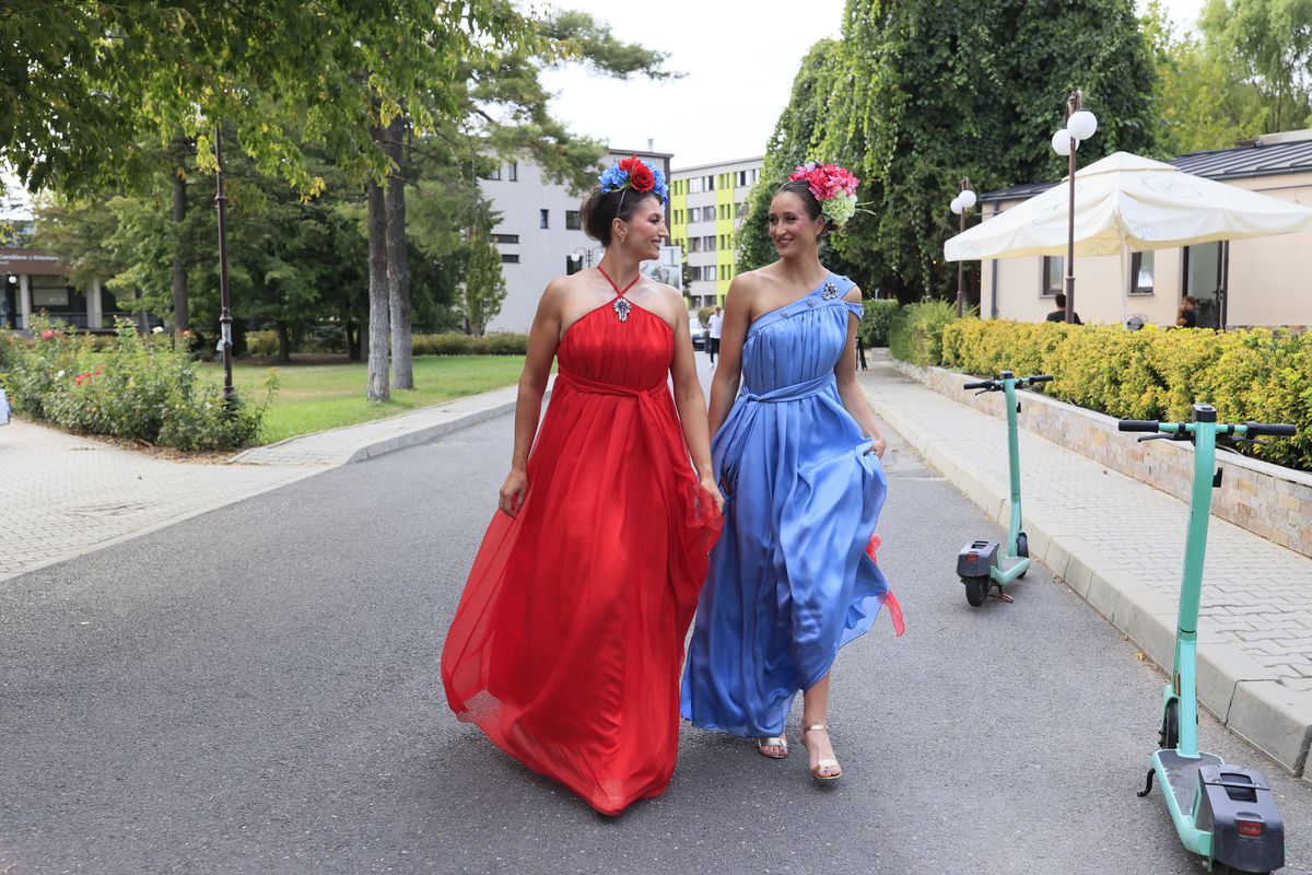 Simona Radiș și Sabrina Voinea, ravisante pe podiumul de la Bukarest Fashion Week: „Îmi dau lacrimile!” + Cu ce vedete s-au întâlnit în culise