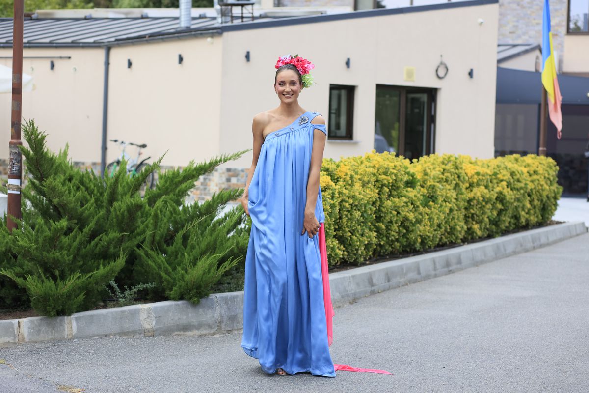 Simona Radiș și Sabrina Voinea, ravisante pe podiumul de la Bukarest Fashion Week: „Îmi dau lacrimile!” + Cu ce vedete s-au întâlnit în culise