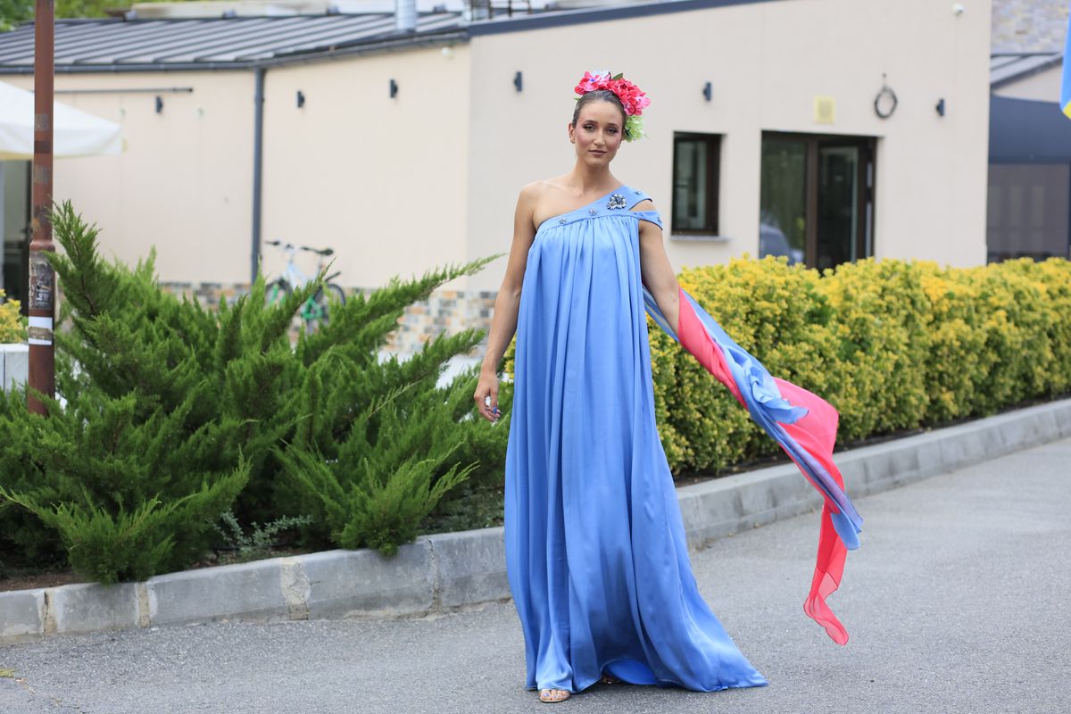 Simona Radiș și Sabrina Voinea, ravisante pe podiumul de la Bukarest Fashion Week: „Îmi dau lacrimile!” + Cu ce vedete s-au întâlnit în culise