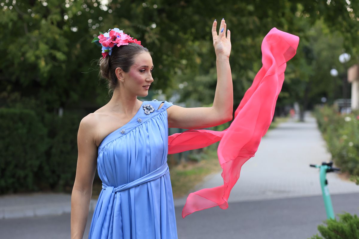 Simona Radiș și Sabrina Voinea, ravisante pe podiumul de la Bukarest Fashion Week: „Îmi dau lacrimile!” + Cu ce vedete s-au întâlnit în culise