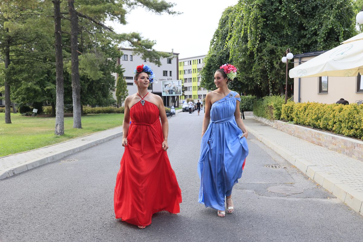 Fetele de aur Simona Radiș și Ancuța Bodnar, încântătoare pe podiumul de modă: „Prințesă!”