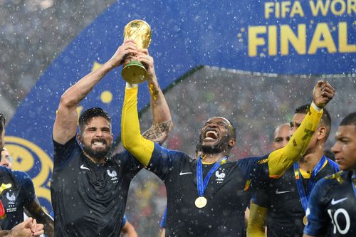 Steve Mandanda și Olivier Giroud ridică trofeul Cupei Mondiale / FOTO: GettyImages