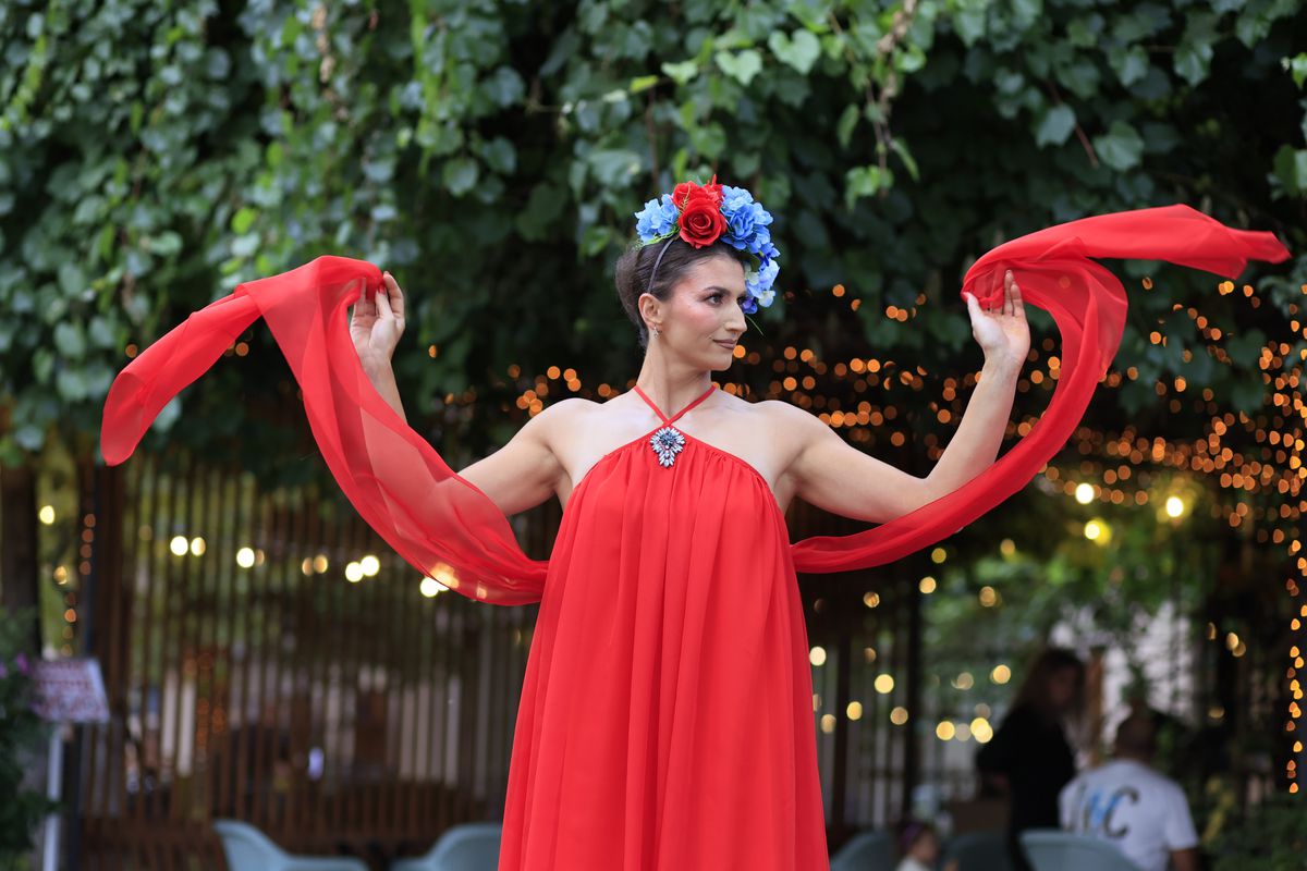 Simona Radiș și Sabrina Voinea, ravisante pe podiumul de la Bukarest Fashion Week: „Îmi dau lacrimile!” + Cu ce vedete s-au întâlnit în culise