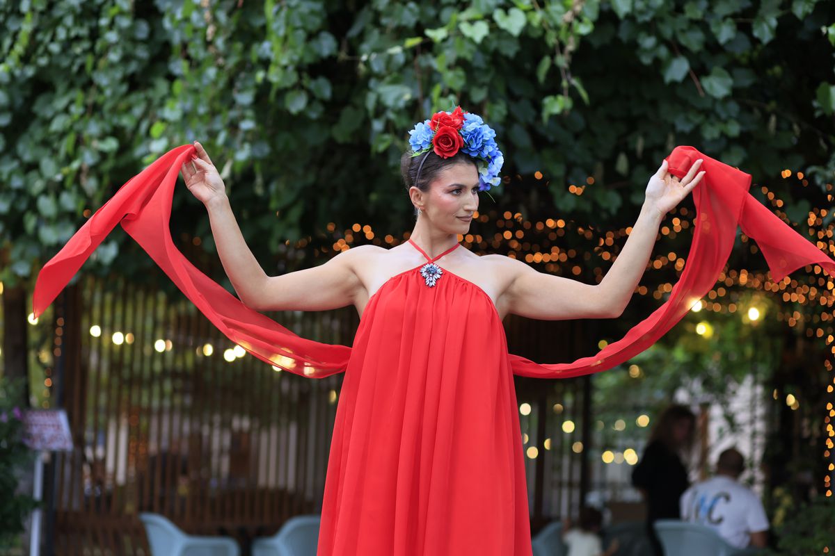 Simona Radiș și Sabrina Voinea, ravisante pe podiumul de la Bukarest Fashion Week: „Îmi dau lacrimile!” + Cu ce vedete s-au întâlnit în culise