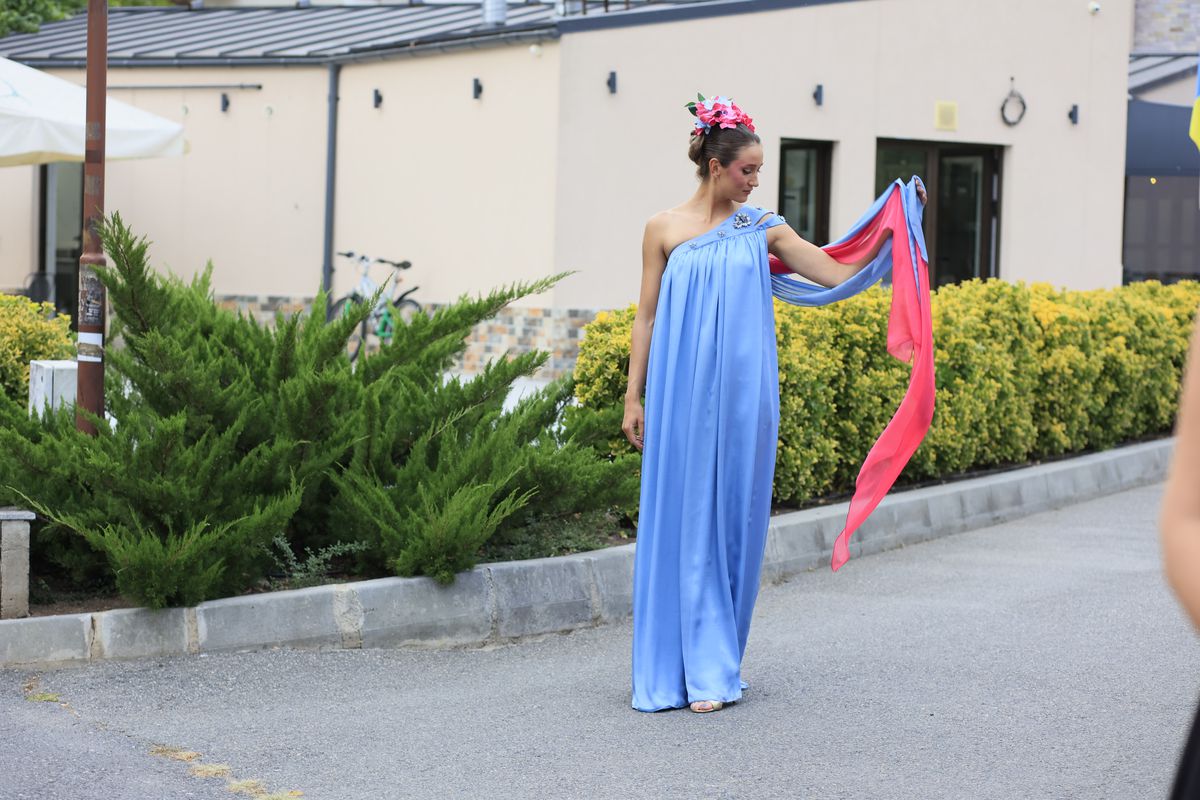 Simona Radiș și Sabrina Voinea, ravisante pe podiumul de la Bukarest Fashion Week: „Îmi dau lacrimile!” + Cu ce vedete s-au întâlnit în culise