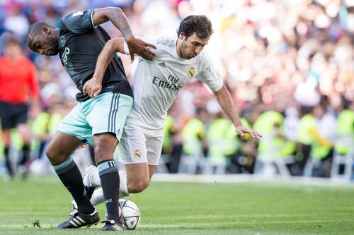 Kiki Musampa într-un duel cu Raul, în 2016, în Meciul Legendelor disputat pe „Bernabeu” / FOTO: Imago Images