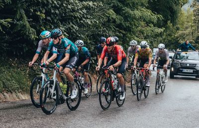 Prima etapă a Turului României 2025 s-a încheiat cu o victorie surprinzătoare din evadare pentru Maximilian Schmidbauer