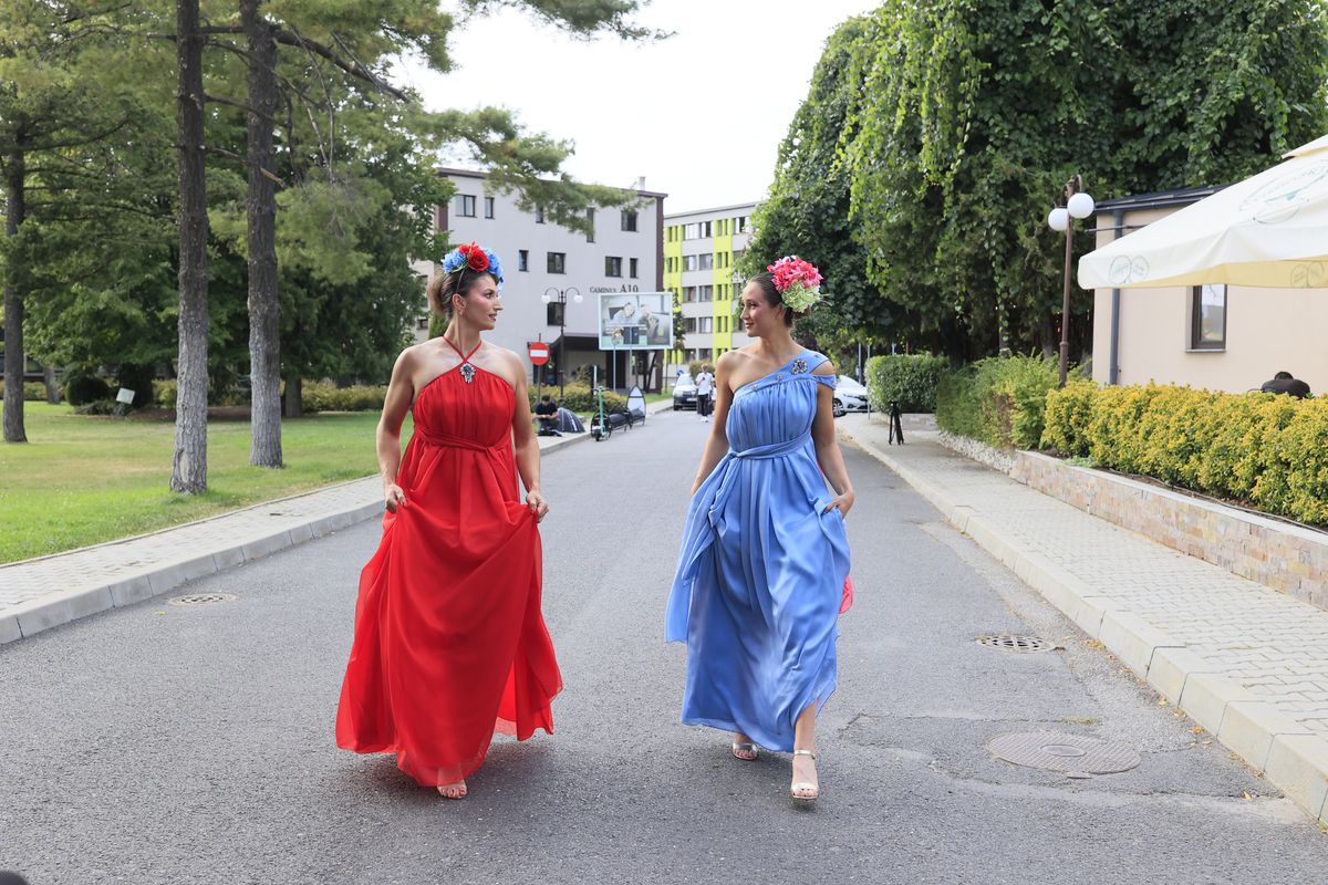 Simona Radiș și Sabrina Voinea, ravisante pe podiumul de la Bukarest Fashion Week: „Îmi dau lacrimile!” + Cu ce vedete s-au întâlnit în culise