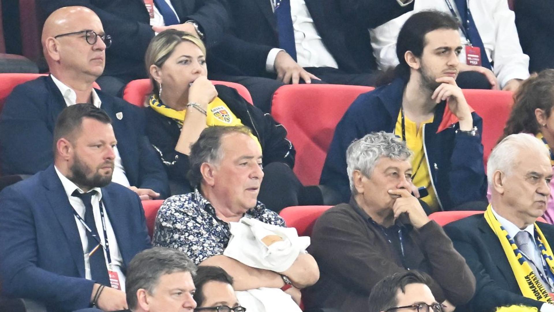 Opruț Dinamo marcând gol la meciul de la Sibiu, în timp ce Marius Niculae discută convocările echipei naționale România. | sursa foto: Gazeta Sporturilor