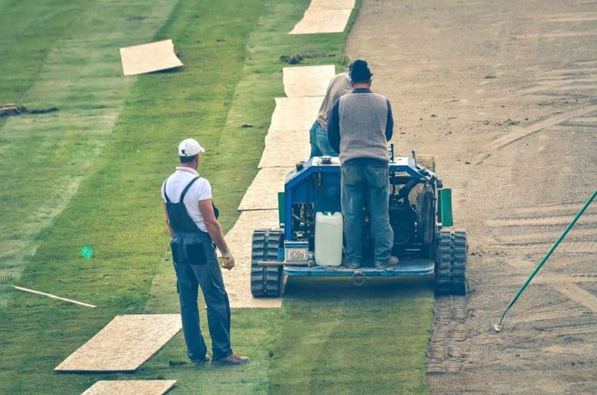 POLI IAȘI // GALERIE FOTO Gazonul de pe „Emil Alexandrescu”, stadionul lui Poli Iași, va fi montat până duminică » Când se vor întoarce moldovenii acasă