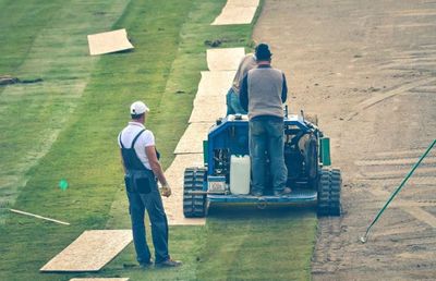 POLI IAȘI // GALERIE FOTO Gazonul de pe „Emil Alexandrescu”, stadionul lui Poli Iași, va fi montat până duminică » Când se vor întoarce moldovenii acasă