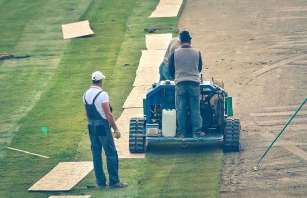 POLI IAȘI // GALERIE FOTO Gazonul de pe „Emil Alexandrescu”, stadionul lui Poli Iași, va fi montat până duminică » Când se vor întoarce moldovenii acasă
