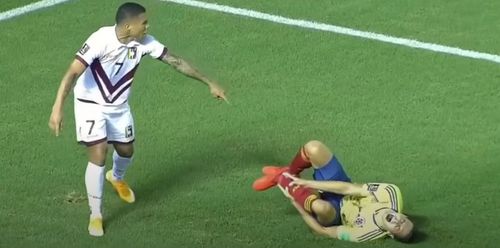 Fundașul dreapta columbian Santiago Arias (28 de ani) s-a accidentat grav la meciul naționalei, 3-0 cu Venezela în preliminariile CM 2022.