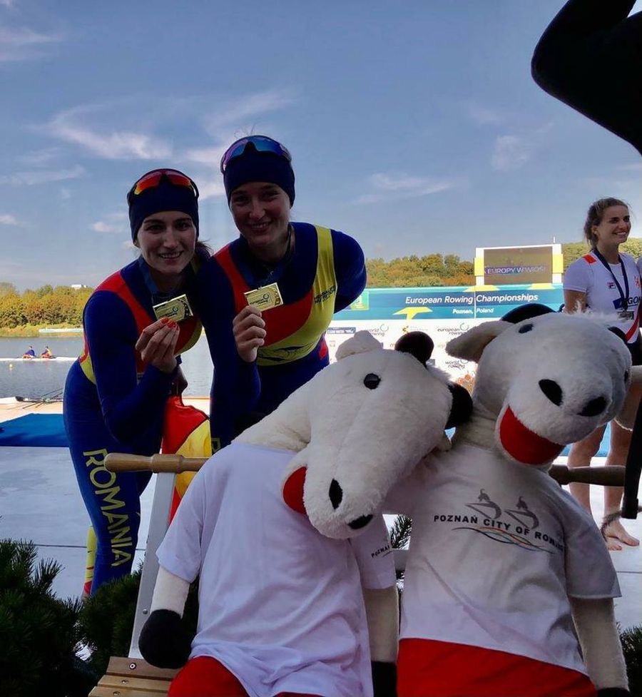 Ancuța Bodnar și Simona Radiș, poză cu medalii și cu oițele-mascotă Ancuța Bodnar și Simona Radiș, poză cu medalii și cu oițele-mascotă