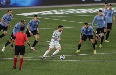 Încă o imagine devenită virală » Messi contra tuturor: șapte uruguayeni sunt atenți la el
