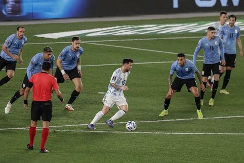 Messi contra tuturor: șapte uruguayeni sunt atenți la el